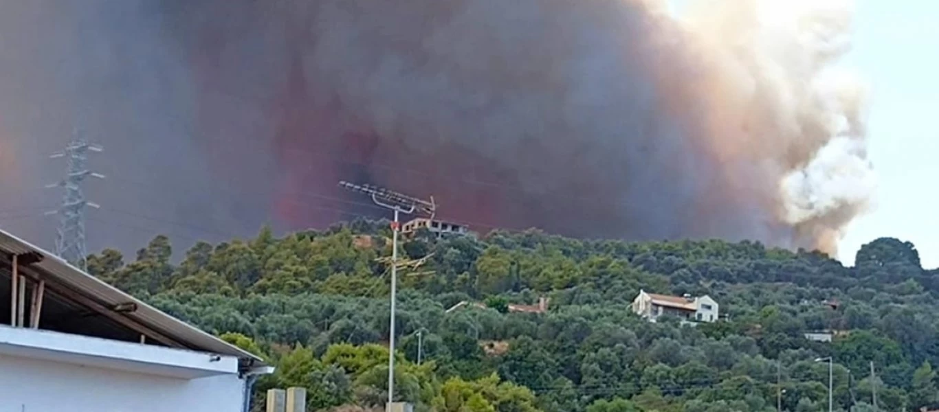 Φωτιά στην Αχαΐα: Χωρίς ρεύμα Λαμπίρι και Καμάρες - «Κάηκαν καλώδια από τις κολώνες ηλεκτροδότησης»